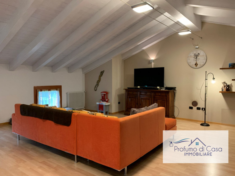 VIGONZA - Siamo lieti di presentare un'affascinante casa singola situata nel cuore residenziale d...