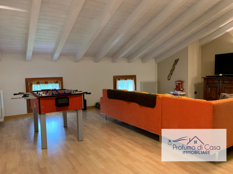 VIGONZA - Siamo lieti di presentare un'affascinante casa singola situata nel cuore residenziale d...