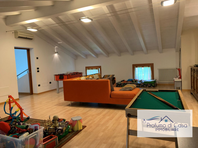 VIGONZA - Siamo lieti di presentare un'affascinante casa singola situata nel cuore residenziale d...