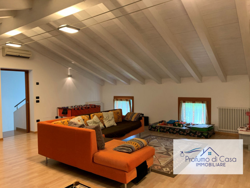 VIGONZA - Siamo lieti di presentare un'affascinante casa singola situata nel cuore residenziale d...