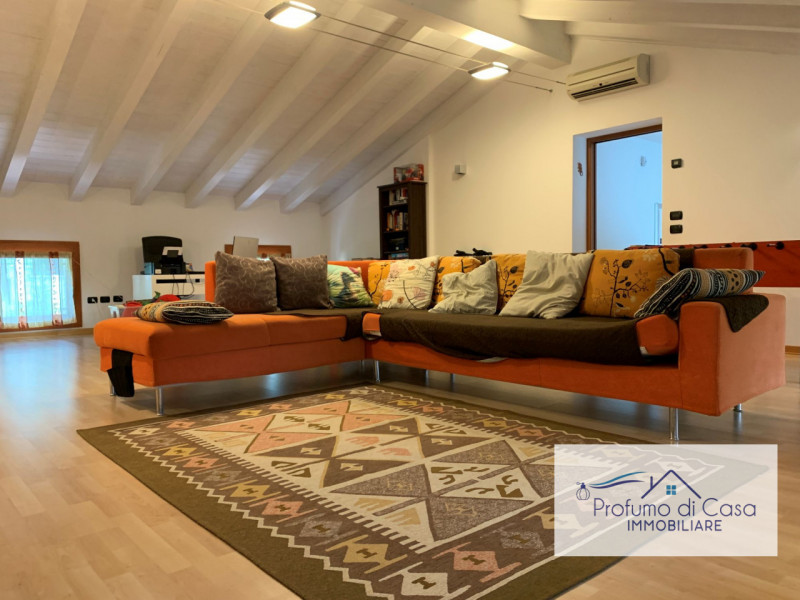 VIGONZA - Siamo lieti di presentare un'affascinante casa singola situata nel cuore residenziale d...