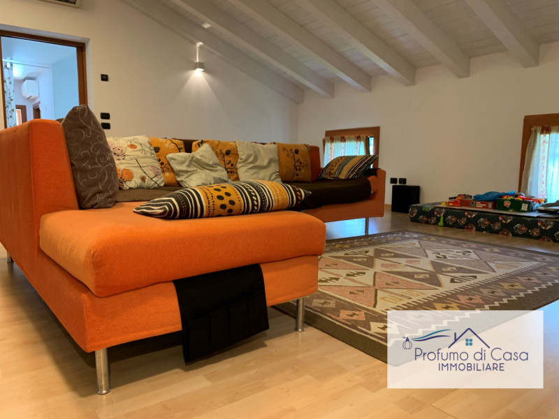 VIGONZA - Siamo lieti di presentare un'affascinante casa singola situata nel cuore residenziale d...