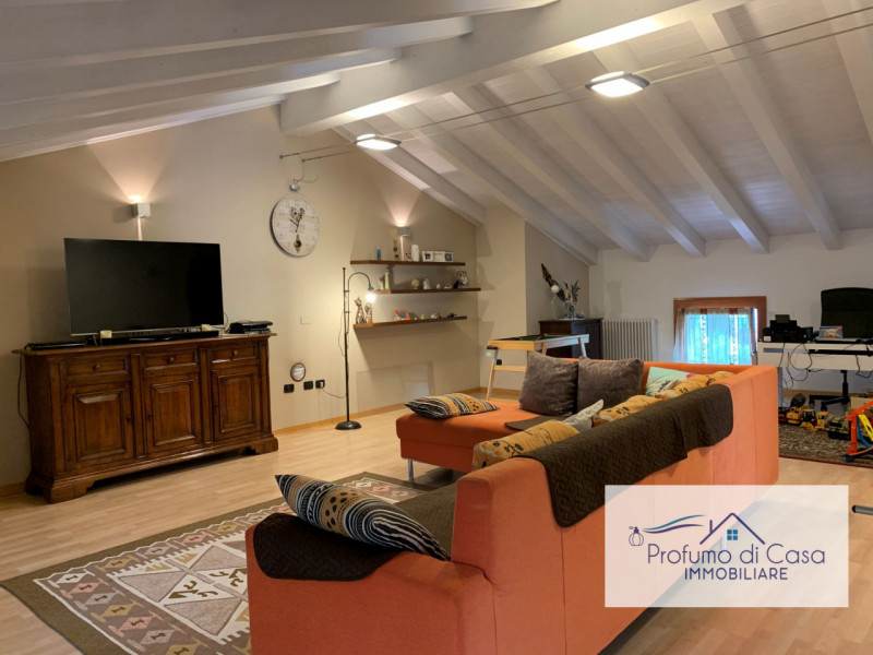 VIGONZA - Siamo lieti di presentare un'affascinante casa singola situata nel cuore residenziale d...