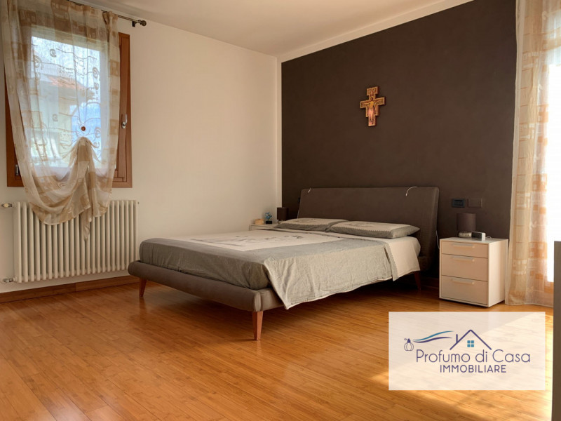 VIGONZA - Siamo lieti di presentare un'affascinante casa singola situata nel cuore residenziale d...