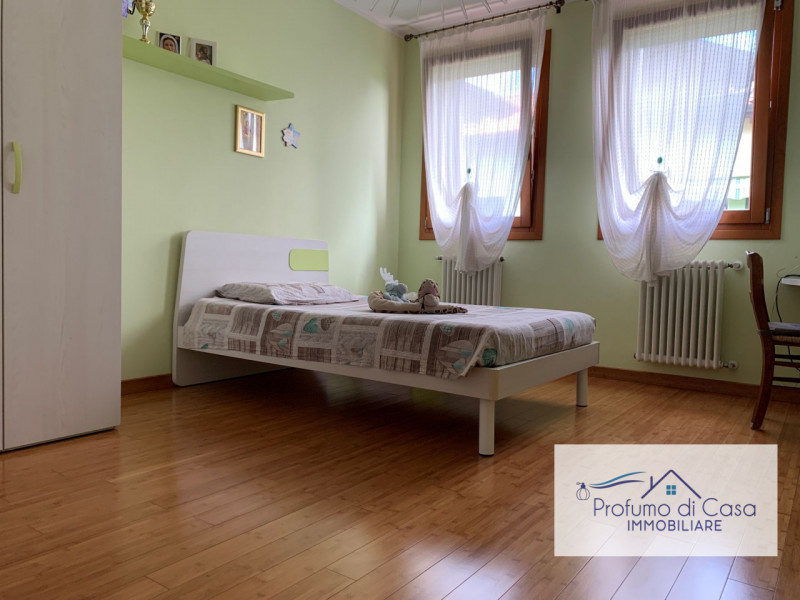 VIGONZA - Siamo lieti di presentare un'affascinante casa singola situata nel cuore residenziale d...