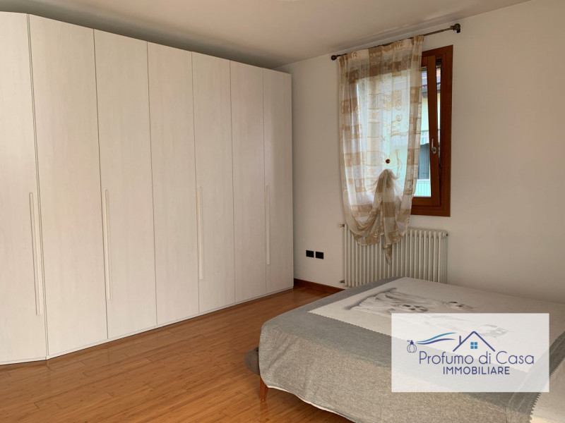 VIGONZA - Siamo lieti di presentare un'affascinante casa singola situata nel cuore residenziale d...