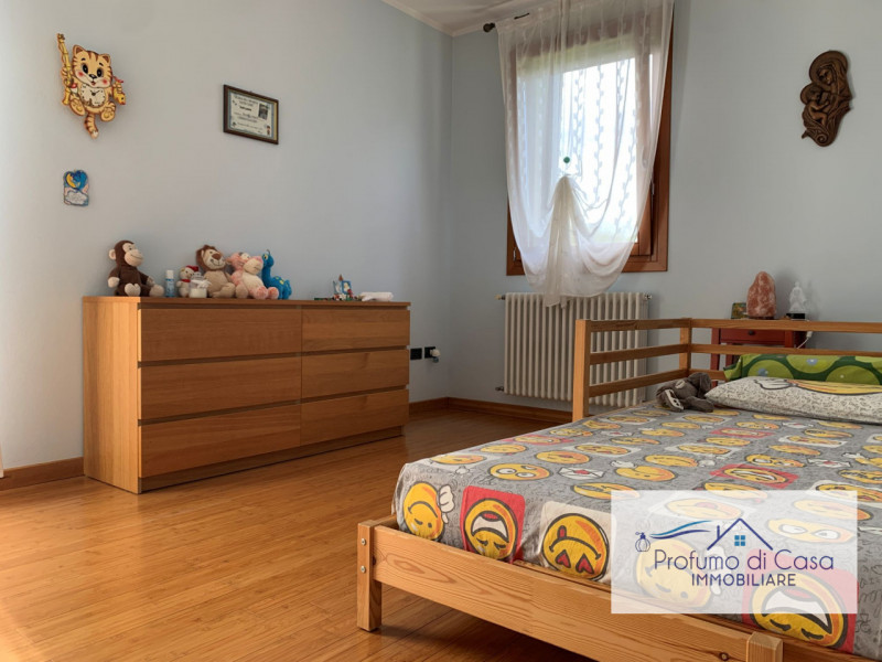 VIGONZA - Siamo lieti di presentare un'affascinante casa singola situata nel cuore residenziale d...