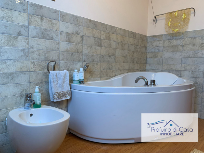 VIGONZA - Siamo lieti di presentare un'affascinante casa singola situata nel cuore residenziale d...