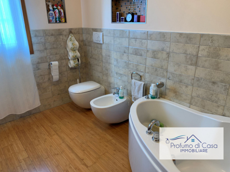 VIGONZA - Siamo lieti di presentare un'affascinante casa singola situata nel cuore residenziale d...