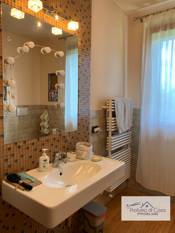 VIGONZA - Siamo lieti di presentare un'affascinante casa singola situata nel cuore residenziale d...