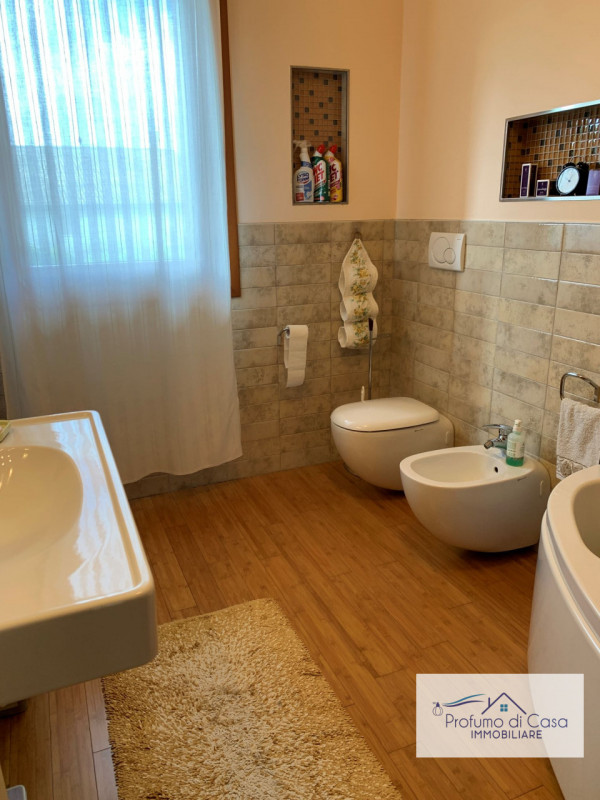 VIGONZA - Siamo lieti di presentare un'affascinante casa singola situata nel cuore residenziale d...