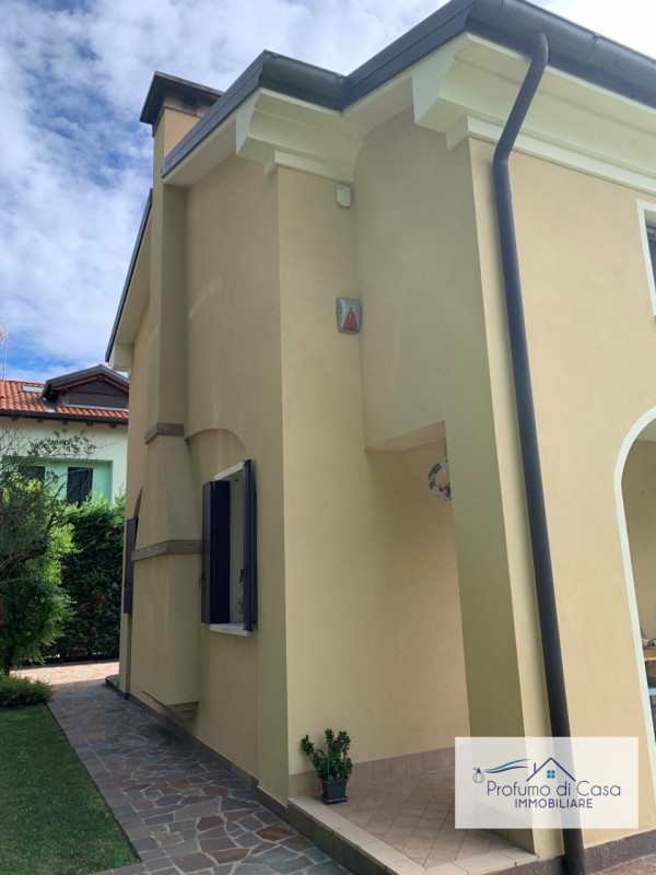 VIGONZA - Siamo lieti di presentare un'affascinante casa singola situata nel cuore residenziale d...