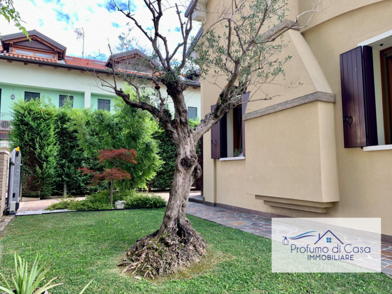 VIGONZA - Siamo lieti di presentare un'affascinante casa singola situata nel cuore residenziale d...