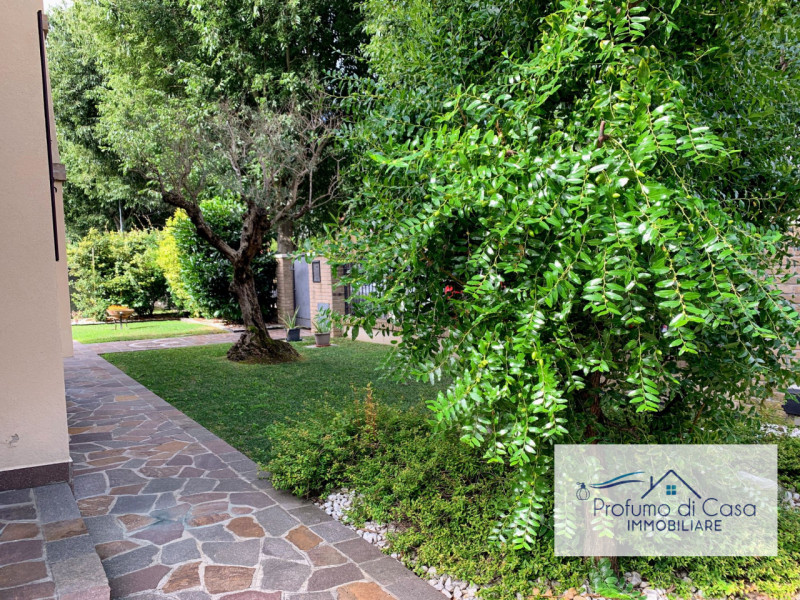 VIGONZA - Siamo lieti di presentare un'affascinante casa singola situata nel cuore residenziale d...