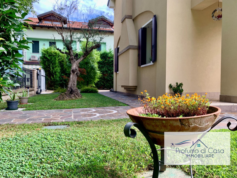 VIGONZA - Siamo lieti di presentare un'affascinante casa singola situata nel cuore residenziale d...