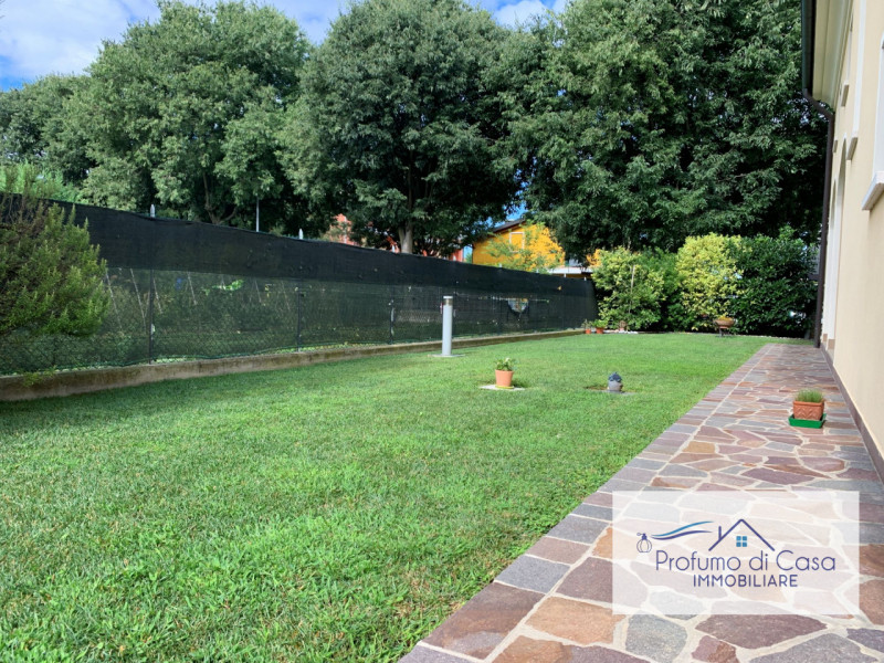 VIGONZA - Siamo lieti di presentare un'affascinante casa singola situata nel cuore residenziale d...