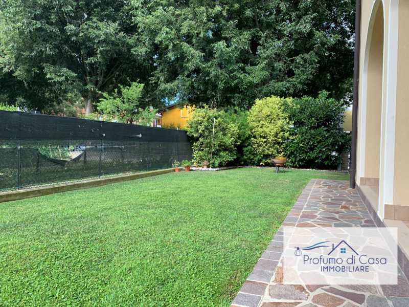 VIGONZA - Siamo lieti di presentare un'affascinante casa singola situata nel cuore residenziale d...