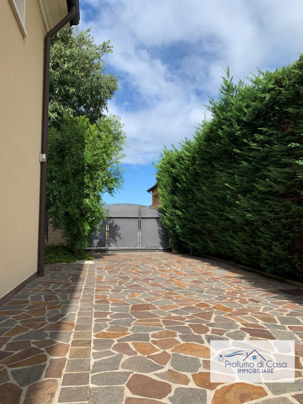 VIGONZA - Siamo lieti di presentare un'affascinante casa singola situata nel cuore residenziale d...