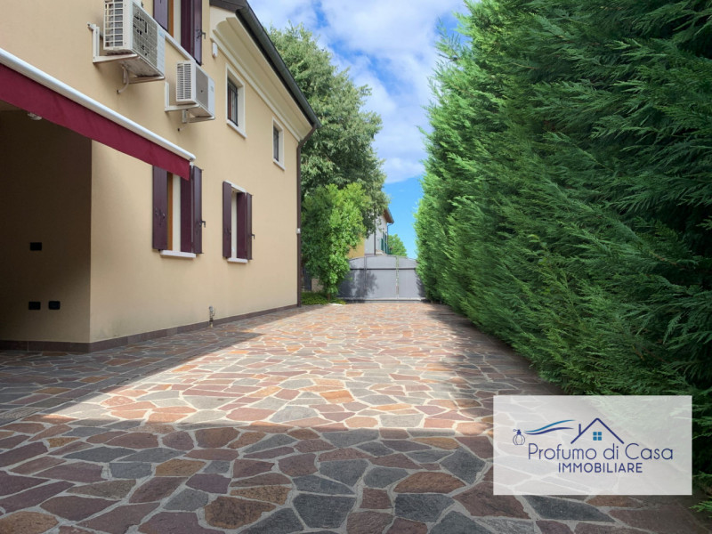 VIGONZA - Siamo lieti di presentare un'affascinante casa singola situata nel cuore residenziale d...