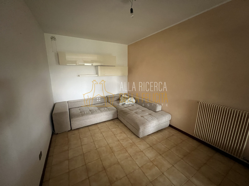 CALTRANO - Centro: In zona centrale comoda a tutti i servizi, ampio APPARTAMENTO BICAMERE al prim...