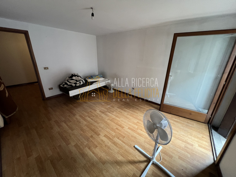 CALTRANO - Centro: In zona centrale comoda a tutti i servizi, ampio APPARTAMENTO BICAMERE al prim...