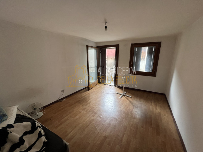 CALTRANO - Centro: In zona centrale comoda a tutti i servizi, ampio APPARTAMENTO BICAMERE al prim...