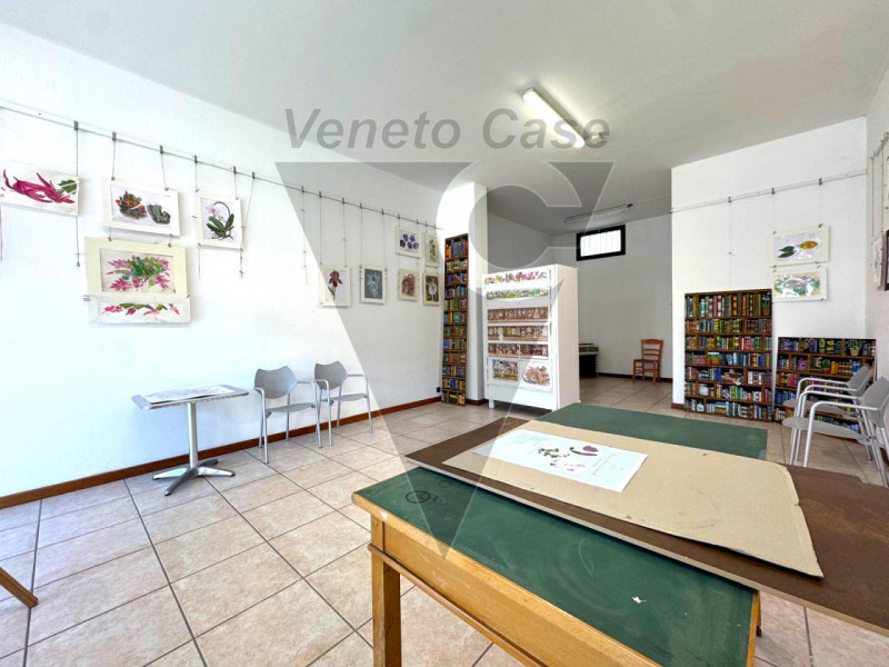 Proponiamo in affitto locale commerciale ad uso ufficio/negozio comodo al centro di Vigonovo; l'i...