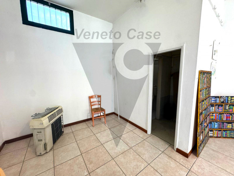 Proponiamo in affitto locale commerciale ad uso ufficio/negozio comodo al centro di Vigonovo; l'i...