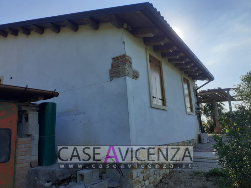 NANTO - COLLINA - Proponiamo in "ESCLUSIVA" la vendita di una casa singola disposta tutta su un p...