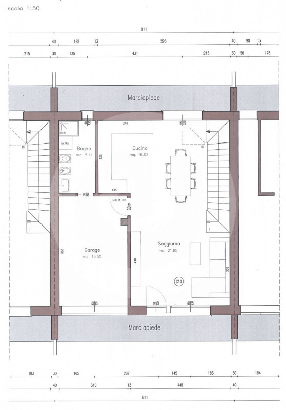 Scopri questa affascinante casa a schiera centrale situata nel cuore di Camposampiero, un comune ...