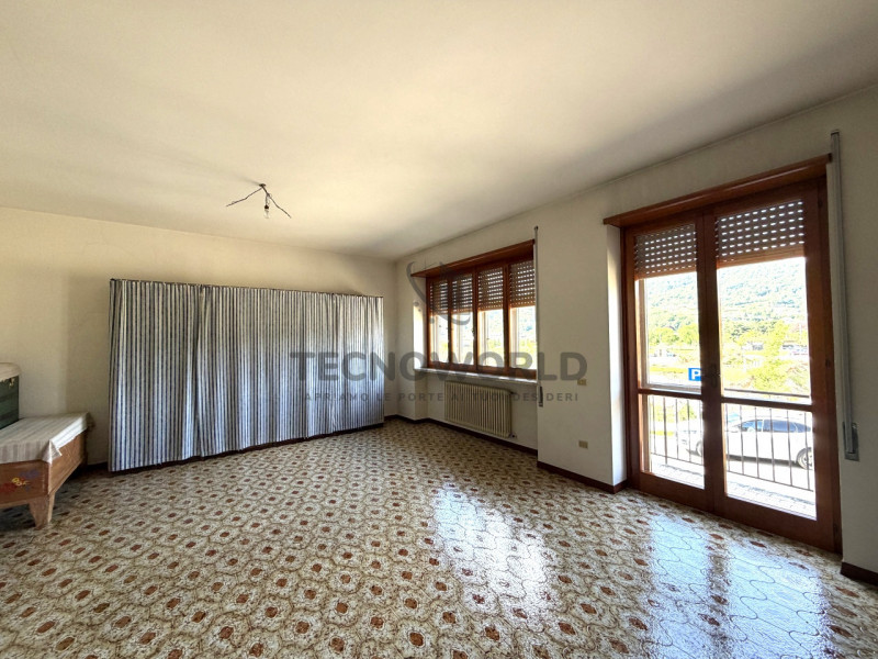 In contesto Bifamiliare appartamento quadrilocale da ammodernare sito al piano primo, con una sup...