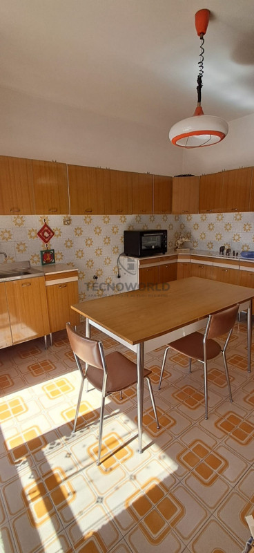 In contesto Bifamiliare appartamento quadrilocale da ammodernare sito al piano primo, con una sup...