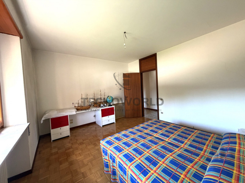 In contesto Bifamiliare appartamento quadrilocale da ammodernare sito al piano primo, con una sup...