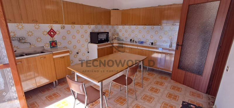 In contesto Bifamiliare appartamento quadrilocale da ammodernare sito al piano primo, con una sup...