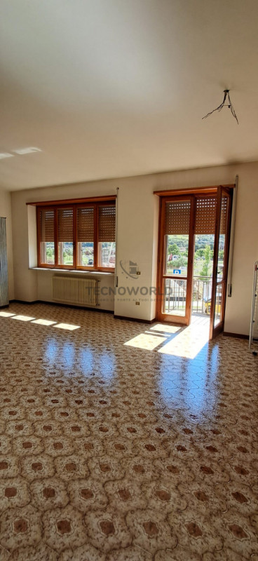 In contesto Bifamiliare appartamento quadrilocale da ammodernare sito al piano primo, con una sup...