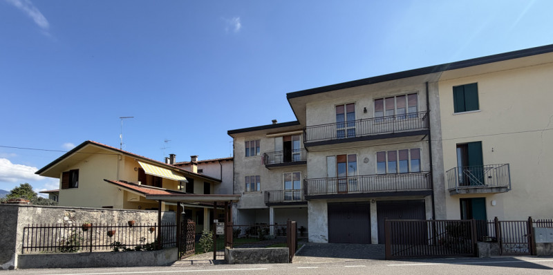 In contesto Bifamiliare appartamento quadrilocale da ammodernare sito al piano primo, con una sup...
