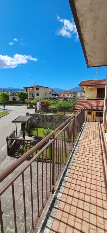 In contesto Bifamiliare appartamento quadrilocale da ammodernare sito al piano primo, con una sup...