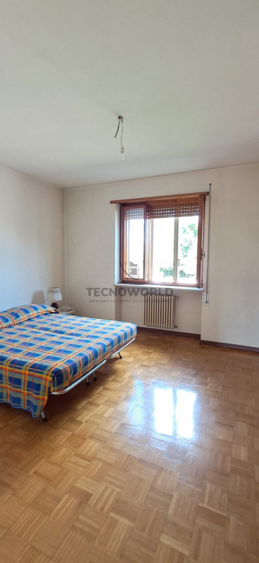In contesto Bifamiliare appartamento quadrilocale da ammodernare sito al piano primo, con una sup...