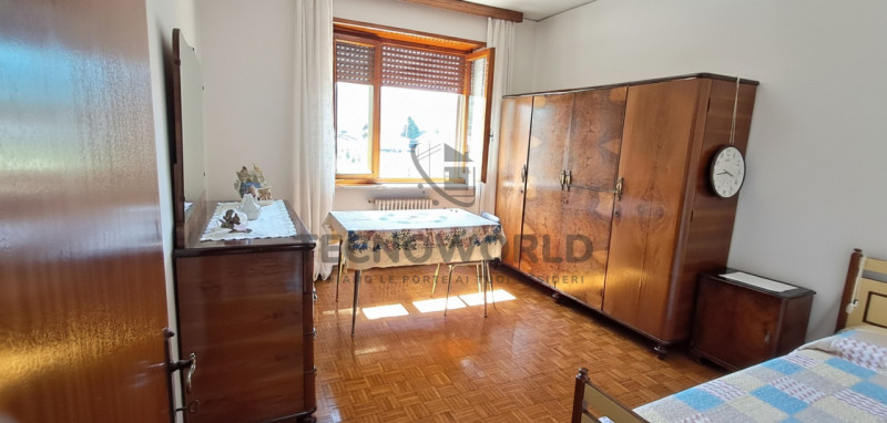 In contesto Bifamiliare appartamento quadrilocale da ammodernare sito al piano primo, con una sup...