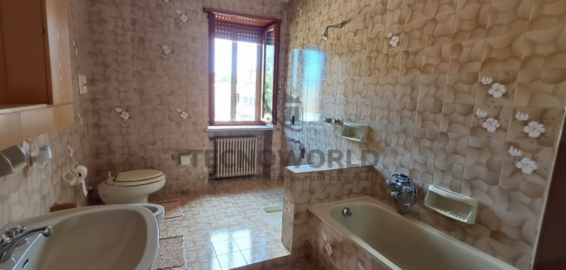 In contesto Bifamiliare appartamento quadrilocale da ammodernare sito al piano primo, con una sup...