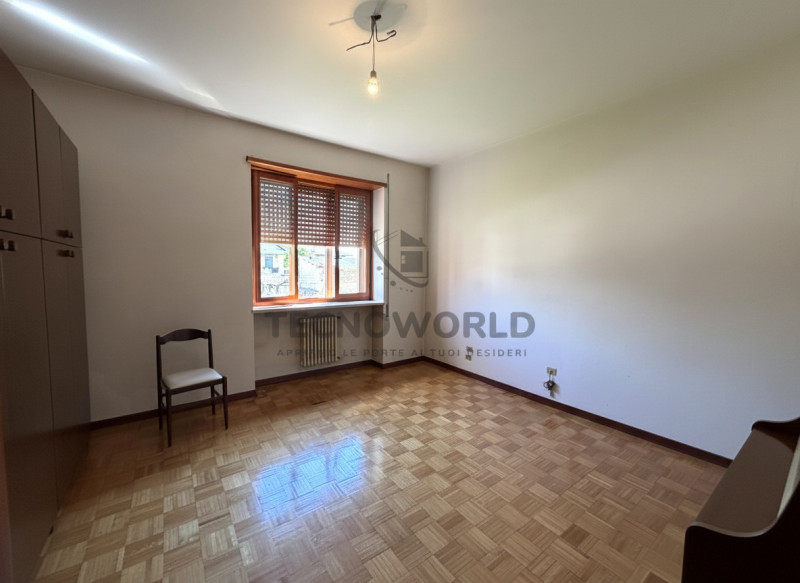 In contesto Bifamiliare appartamento quadrilocale da ammodernare sito al piano primo, con una sup...