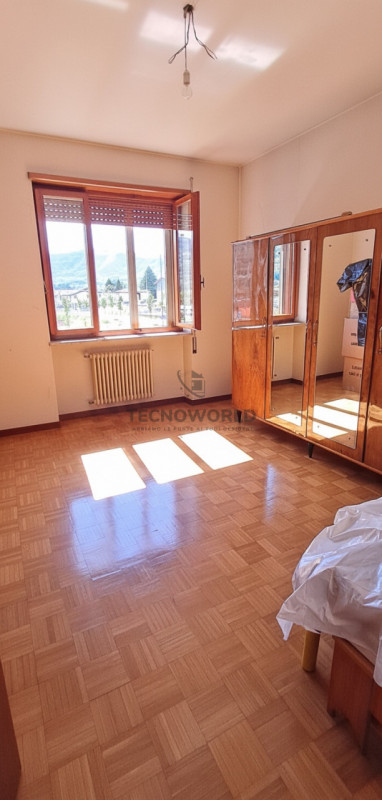 In contesto Bifamiliare appartamento quadrilocale da ammodernare sito al piano primo, con una sup...