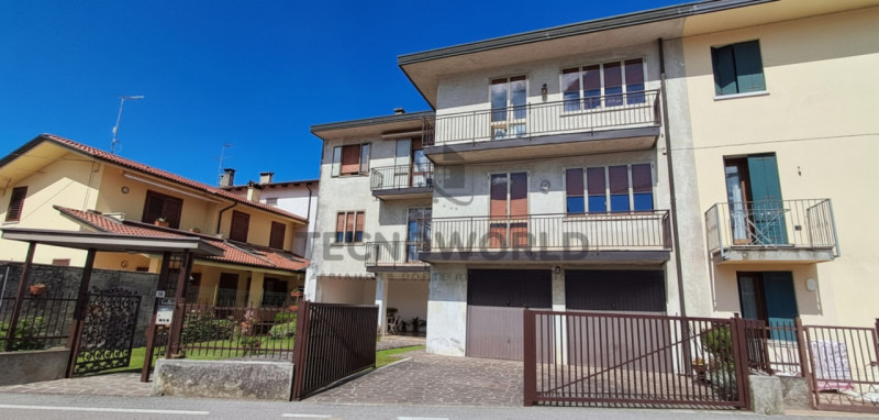 In contesto Bifamiliare appartamento quadrilocale da ammodernare sito al piano primo, con una sup...
