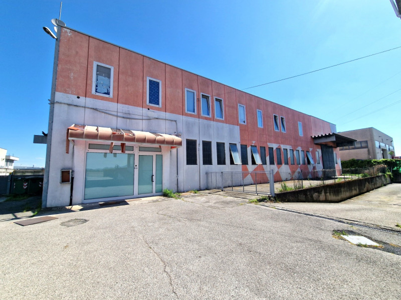Nella zona industriale di Mestrino, in una posizione comoda, ben collegata e facilmente visibile ...