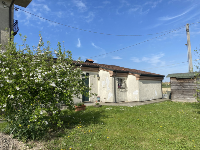 Casa con giardino in Limena zona Taggì. Posizione tranquilla ma vicina ai servizi. La casa è comp...