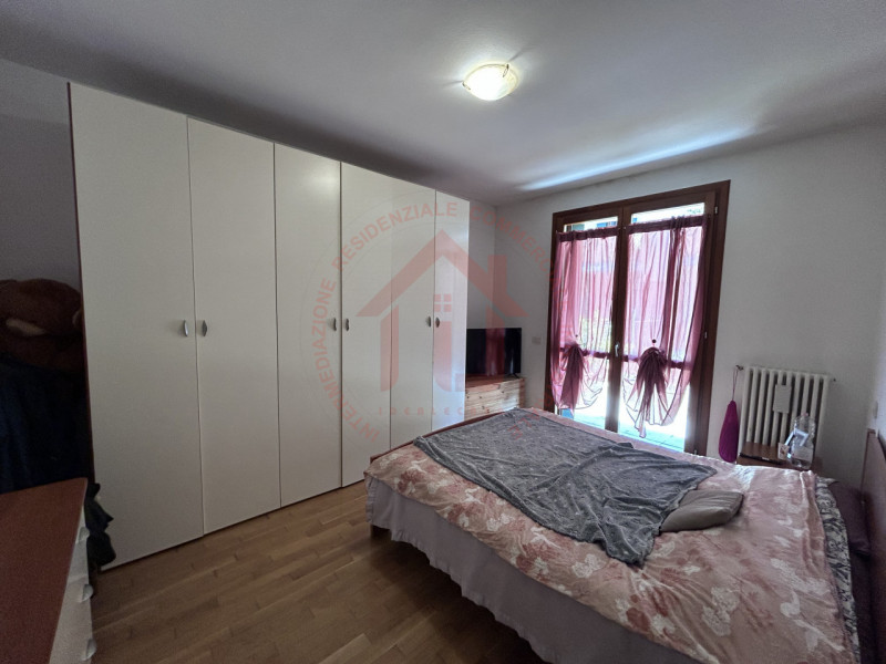 RIF: FR124 VENEZIA-STRA Proponiamo in locazione appartamento al pian terreno con giardino privato...