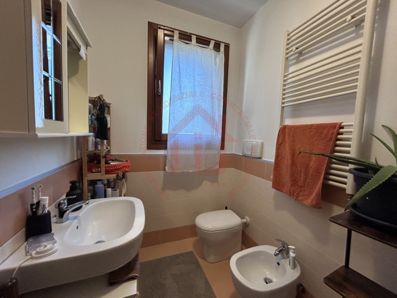 RIF: FR124 VENEZIA-STRA Proponiamo in locazione appartamento al pian terreno con giardino privato...