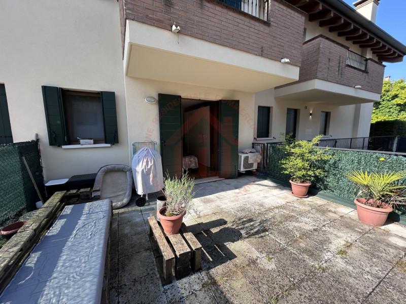 RIF: FR124 VENEZIA-STRA Proponiamo in locazione appartamento al pian terreno con giardino privato...