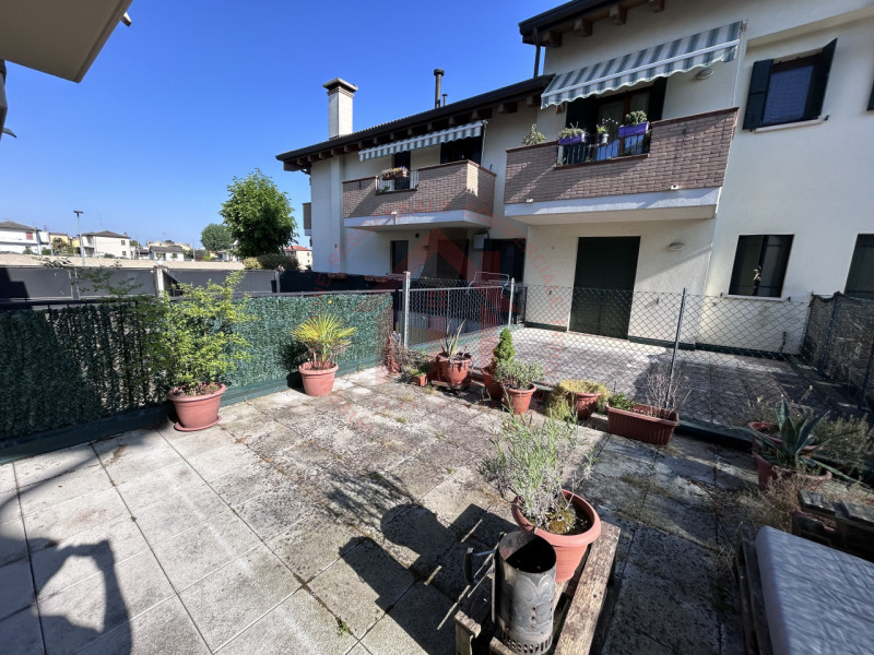 RIF: FR124 VENEZIA-STRA Proponiamo in locazione appartamento al pian terreno con giardino privato...