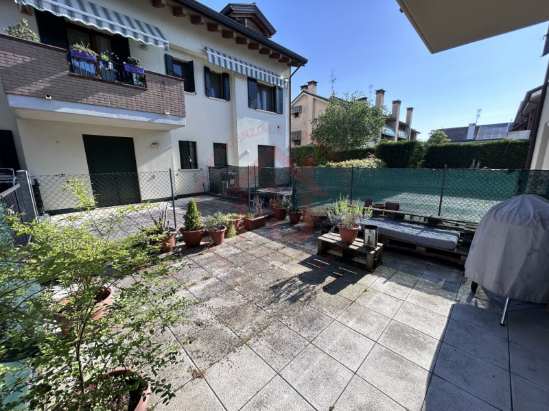 RIF: FR124 VENEZIA-STRA Proponiamo in locazione appartamento al pian terreno con giardino privato...
